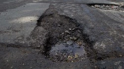 В населённом пункте Ставрополья дорогу на одной из центральных улиц обновляют по госпрограмме