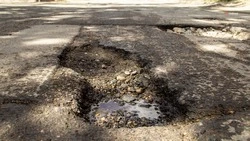 В Курском округе устранят яму на дороге к хутору 